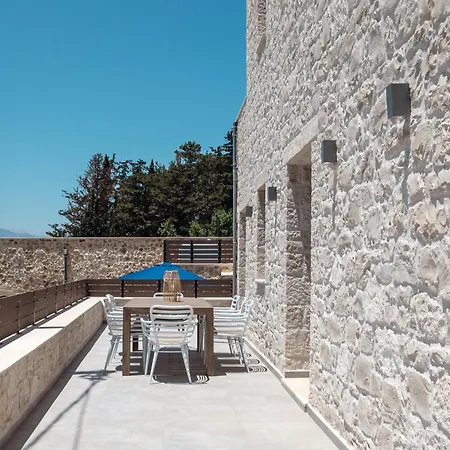 Villa Sun-kissed Hilltop Villa, Priv Pool, Scenic Views