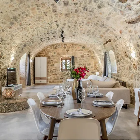 Villa Sun-kissed Hilltop Villa, Priv Pool, Scenic Views *