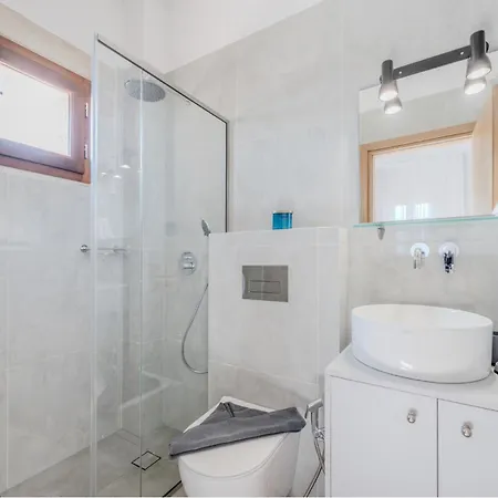 Villa Sun-kissed Hilltop Villa, Priv Pool, Scenic Views