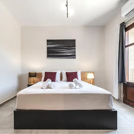 Villa Sun-kissed Hilltop Villa, Priv Pool, Scenic Views *